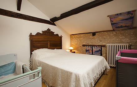 Chambre équipée de lits enfants